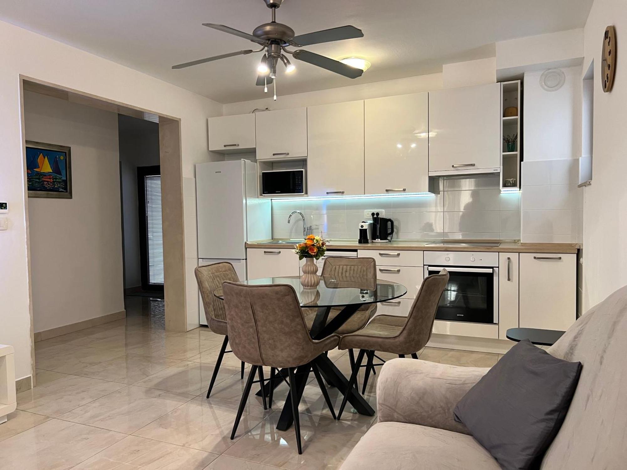 Apartmani Ivelic ซูเปตาร์ ภายนอก รูปภาพ